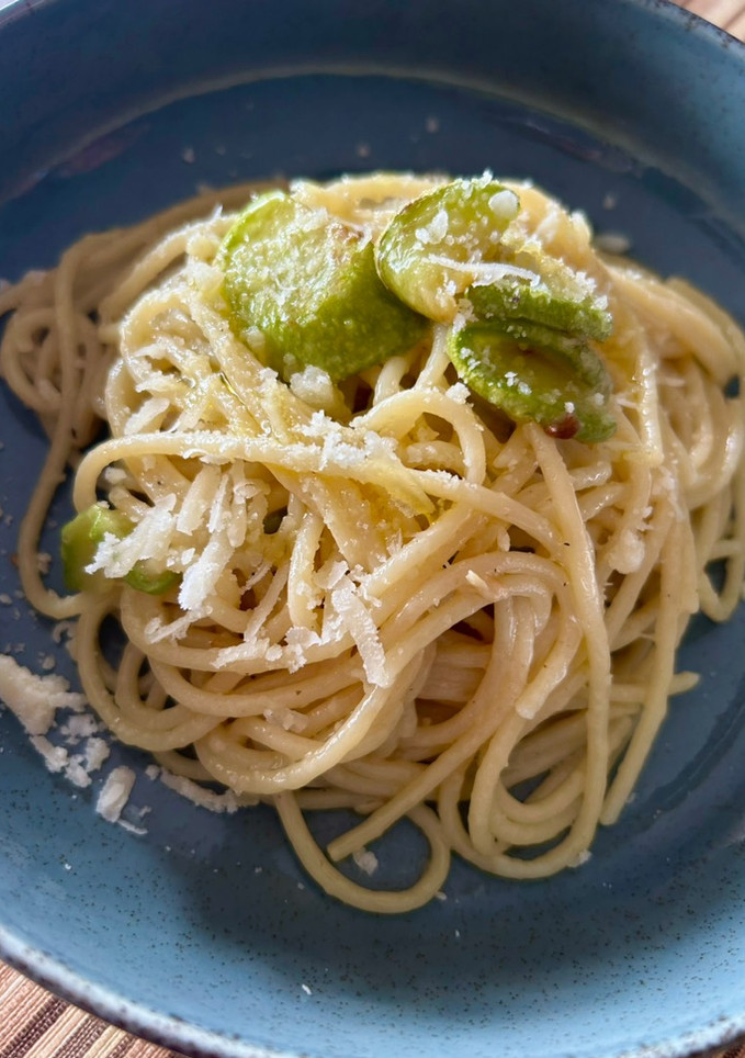 Una foto de Pasta con Calabacín (Pasta alla Norma) 🥒🧀