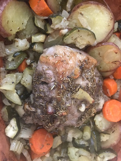 Fokhagymás-rozmaringos báránycomb Pataki tálban recept fotója