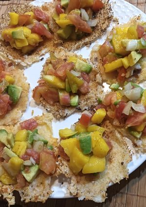 Foto principal de Ensalada de mango, aguacate, cebolla y tomate en crujiente de queso