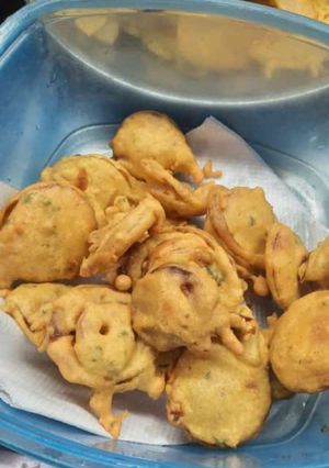 आलू प्याज़ और बेसन के पकौड़े(aloo pyaz aur besan pakoda recipe in hindi) रेसिपी मुख्य फोटो