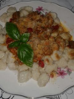 Una foto de Ñoquis de papa con queso y salsa bolognesa🍝