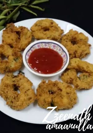 A picture of Suji or Semolina Medu Vadas.