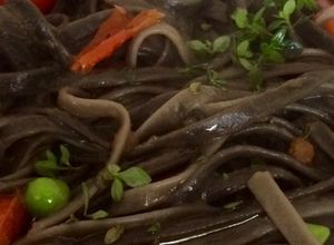 Una foto de Cocina para pareja: Fettucinne nero di seppia colorate