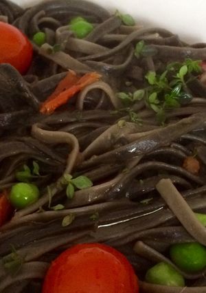 Una foto de Cocina para pareja: Fettucinne nero di seppia colorate