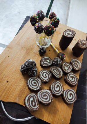 ચોકલેટ કોકોનેટ રોલ એન્ડ લોલી પોપ (Chocolate Coconut Roll And Lolipop Recipe In Gujarati) રેસીપી મુખ્ય ફોટો