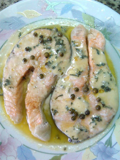 Una foto de Salmón con pimienta verde y queso azul