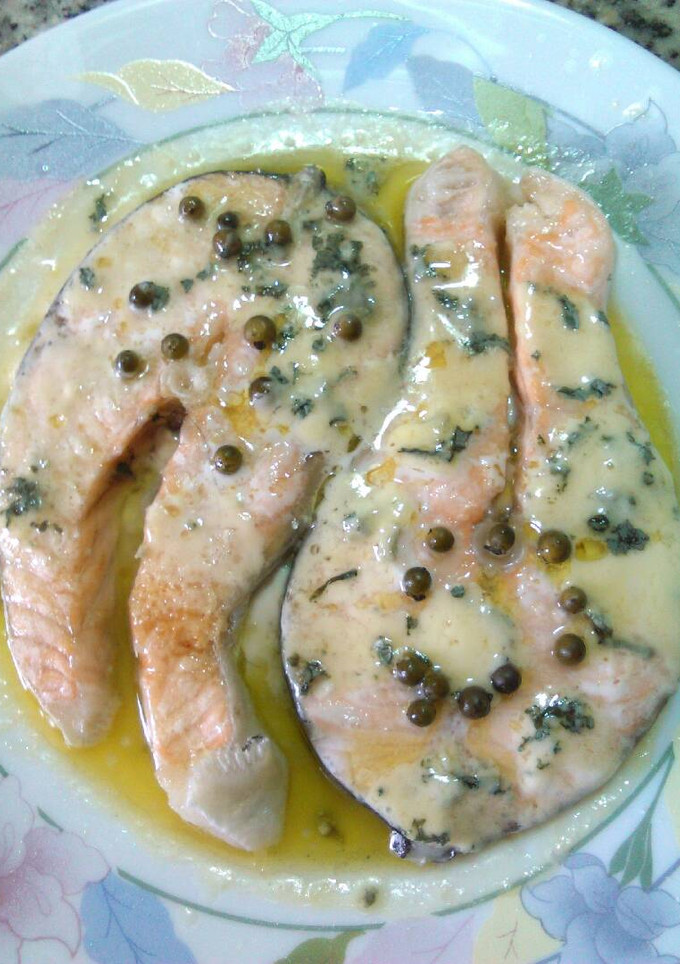 Una foto de Salmón con pimienta verde y queso azul