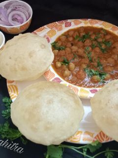 छोले भटूरे (chole bhature recipe in hindi) रेसिपी मुख्य फोटो