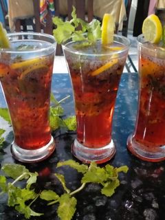 रूह अफजा रिफ्रेशिंग ड्रिंक(Afza Refreshing Rooh Drink recipe in hindi) रेसिपी मुख्य फोटो