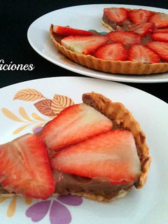 Una foto de Tartaleta de crema de chocolate y fresas