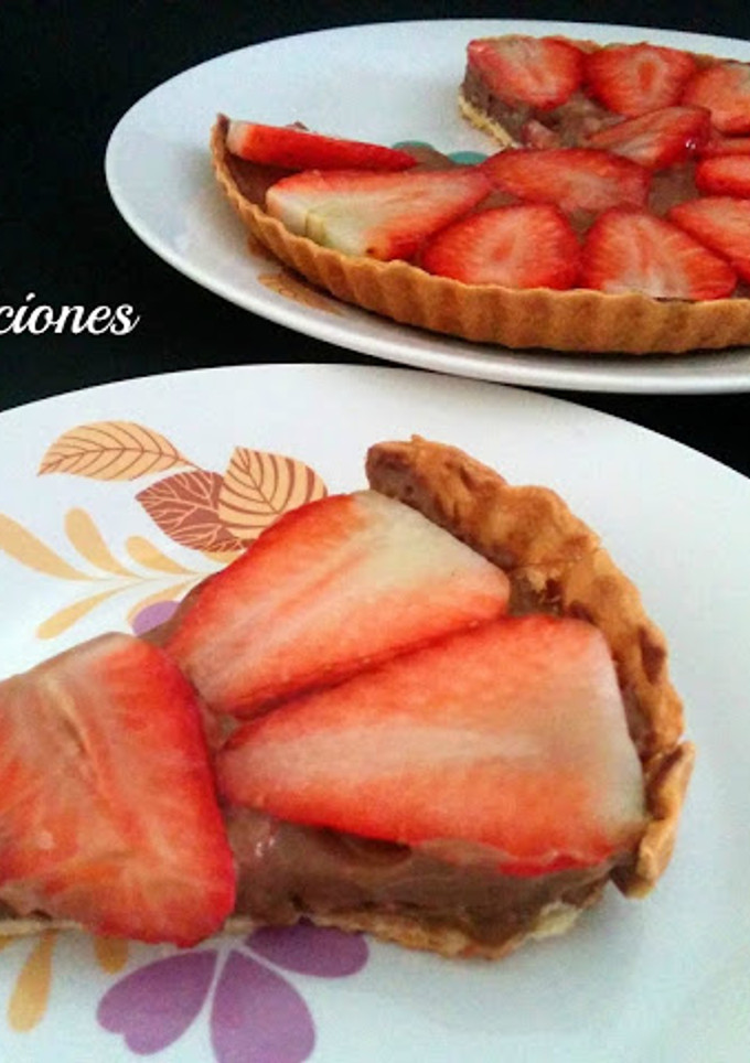 Una foto de Tartaleta de crema de chocolate y fresas