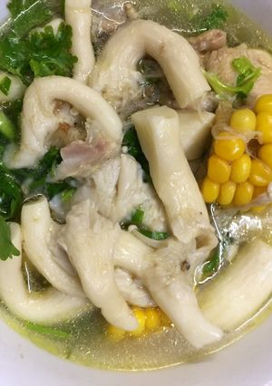 Hình của món Cánh gà nấu canh ngô nấm.