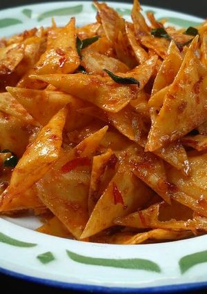 Foto resep Keripik pangsit pedas manis (#Bandung_recookWidyNaura)