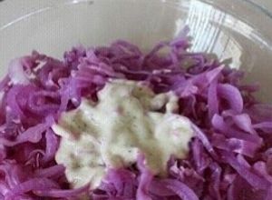 Una foto de Ensalada de repollo morado