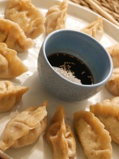 Una foto de 🥢🥟 Gyozas de v/c y mango🥟🥢