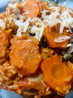 Una foto de GUISO DE ARROZ CON POLLO (todo en crudo)🧄🧅🍗🫑🥕🍗🥫🍽🍷🍚🥘🍚🍲