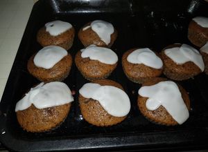 Una foto de Muffins de naranja y amapola con glace de agua de azahar