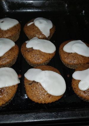 Una foto de Muffins de naranja y amapola con glace de agua de azahar