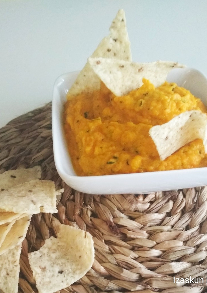 Una foto de Dip de zanahoria, nueces y cilantro