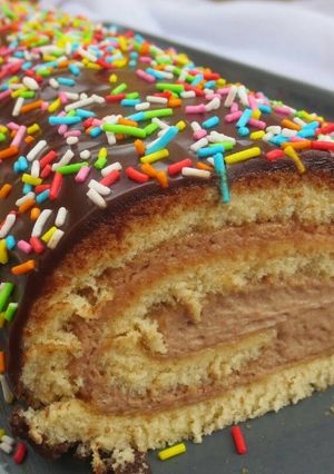 Una foto de Súper pionono bañado con ganache de chocolate