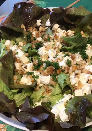 Une photo de Salade feuille de chêne aux noix, feta et persil frais (avec sauce fruitée)