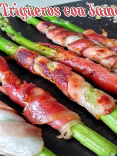 Una foto de Esparragos trigueros con jamón y bacon