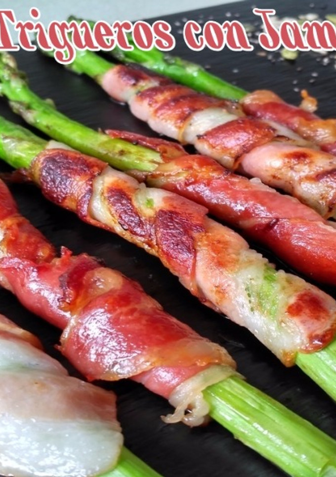 Una foto de Esparragos trigueros con jamón y bacon