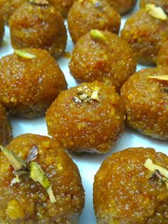 चना दाल के लड्डू (chana dal ladoo recipe in Hindi) रेसिपी मुख्य फोटो