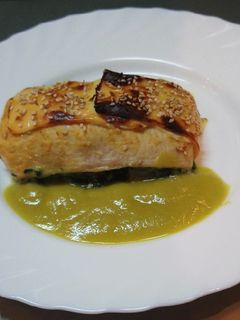 Una foto de Pencas de acelgas rellenas y con salsa de pimiento verde