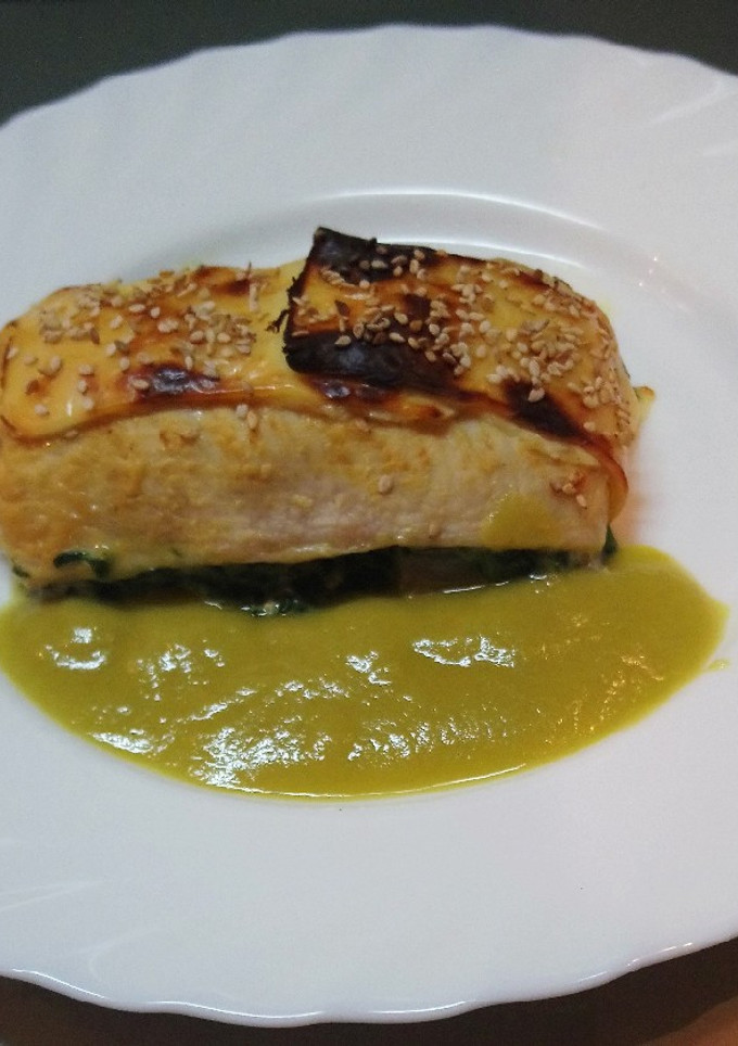 Una foto de Pencas de acelgas rellenas y con salsa de pimiento verde