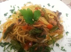 Foto di Bavette con Asparagi, Pomodorini Freschi e Funghi Champignon