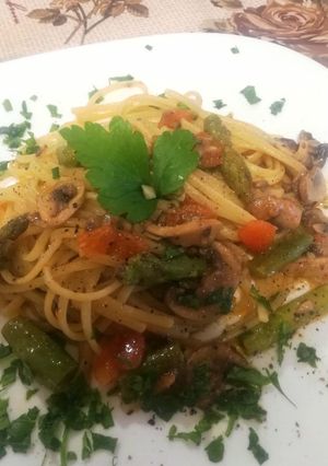 Foto di Bavette con Asparagi, Pomodorini Freschi e Funghi Champignon