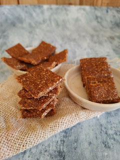 ચીક્કી (Chikki Recipe In Gujarati) રેસીપી મુખ્ય ફોટો