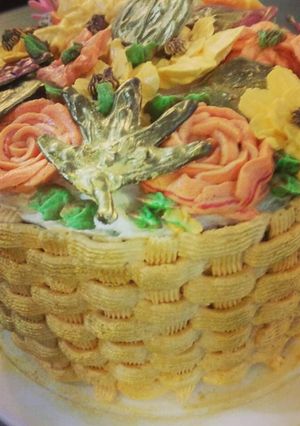 A picture of Autumn cake (cinnamon cake with cream cheese frosting and apple).