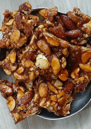 ડ્રાયફ્રૂટ્સ ચીક્કી (Dryfruits Chikki Recipe In Gujarati) રેસીપી મુખ્ય ફોટો