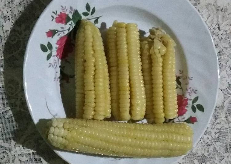 Healthy boiled green maize