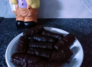 Una foto de Barquillos con dulce de dátiles bañados en chocolate 🌴🍫