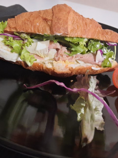 Una foto de Croissant vegetal con ventresca