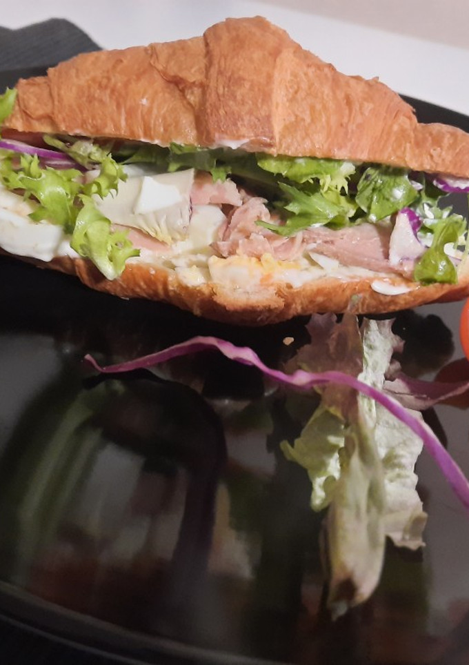 Una foto de Croissant vegetal con ventresca