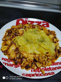 Una foto de Pulpo al ajillo con patatas al montón
