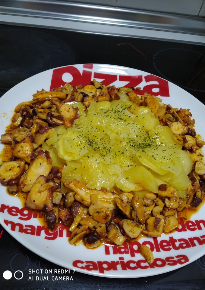 Una foto de Pulpo al ajillo con patatas al montón
