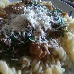 Una foto de Fusilli en salsa de pepitonas y espinacas