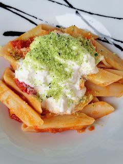 Foto di Pasta pomodoro stracciatella e basilico