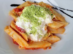 Foto di Pasta pomodoro stracciatella e basilico