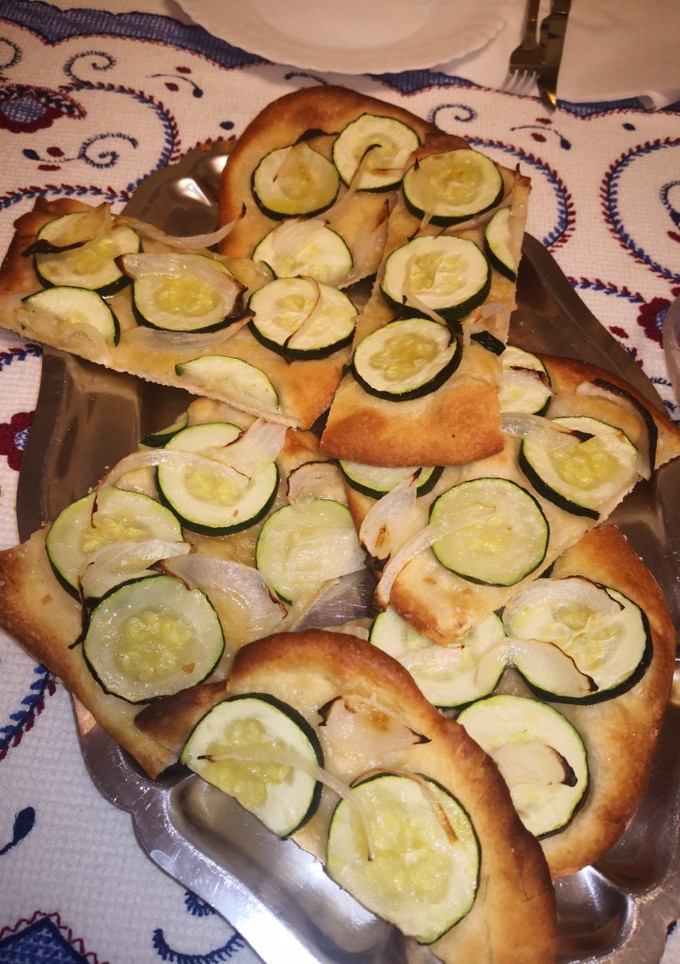 Una foto de Coca de calabacín y cebolla