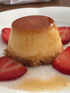 Una foto de Flan de coco y fresas