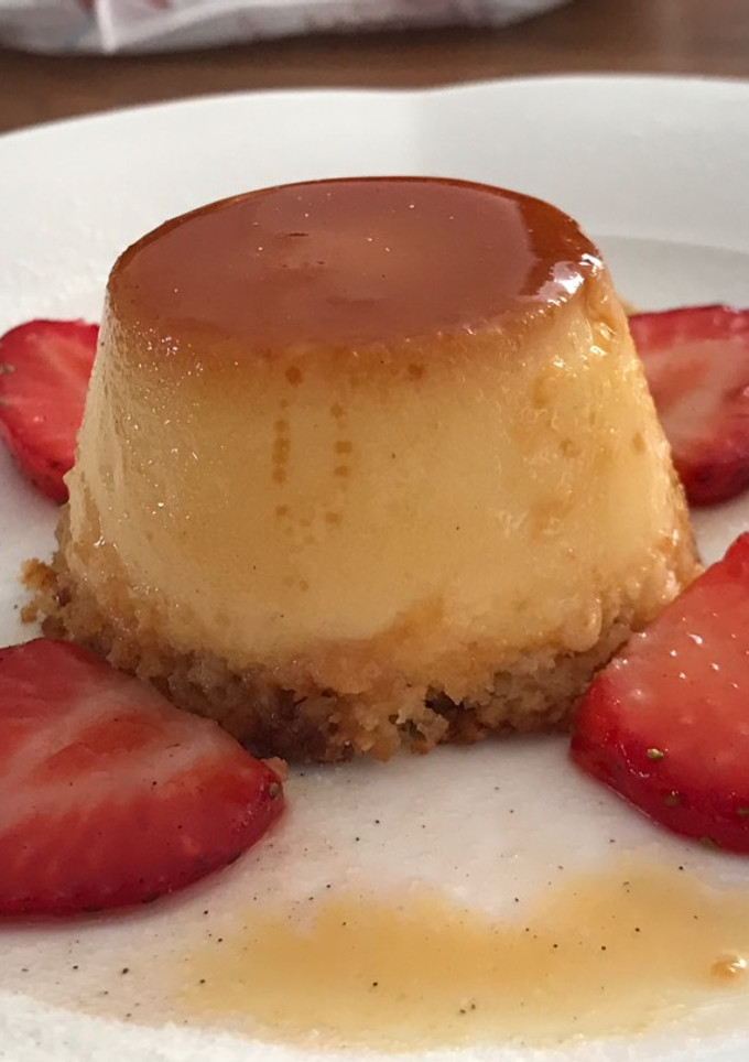 Una foto de Flan de coco y fresas