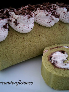 Una foto de Tronco de bizcocho de té matcha