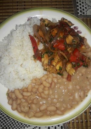 Una foto de Frejoles con saltado de pollo