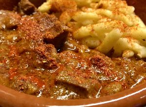 Una foto de Goulash con Spaetzles